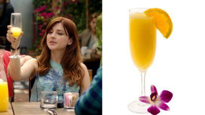 A la izquierda, una escena de la serie 'You´re the worst' y, a la derecha, un vaso de Mimosa.