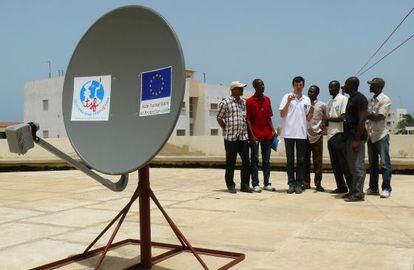 Los ingenieros de TSF durante un taller de formación a técnicos locales en Dakar, Senegal, sobre el uso de las comunicaciones vía satélite.