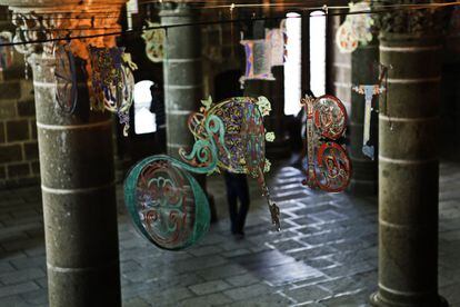 Adornada con letras medievales, la sala de los Caballeros fue construida para sustentar el claustro; era también la sala de trabajo y de estudio de los monjes.