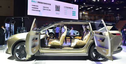 Un vehículo de la marca de coches eléctricos Aiways expuesto en un salón del automóvil de la ciudad china de Chengdú.