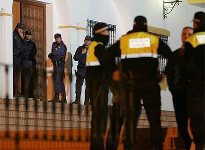 Policías custodian el Ayuntamiento de Alhaurín el Grande.