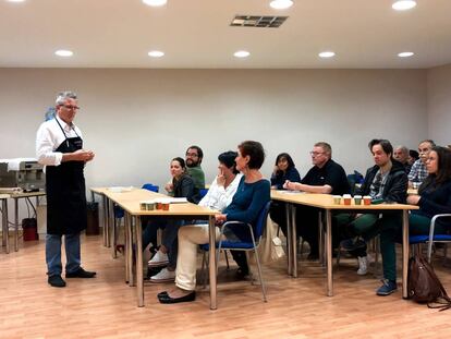 RICARDO OTEROS EN PLENA EXPOSICIÓN / CAPEL