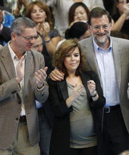 Soraya Sáenz de Santamaría junto a Rajoy y Alberto Ruiz-Gallardón.