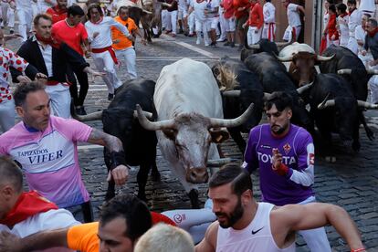 Los toros entran en la curva de Mercaderes durante el segundo encierro de los Sanfermines 2022.