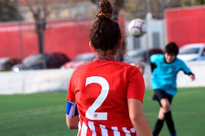 Silvia Gil, una madrileña de 15 años que padece psoriasis desde los siete años, en un partido con su anterior equipo, el Atlético de Madrid cadetes.