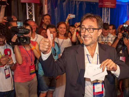 El candidato a la presidencia del Bar&ccedil;a en 2015, Benedito, deposita su voto. 