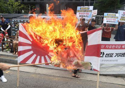 Activistas surcoreanos queman un retrato del primer ministro japonés, Shinzo Abe, durante una protesta contra el Gobierno nipón ante la Embajada de Japón en Seúl (Corea del Sur). Los activistas reclaman que Japón ponga fin a la restricciones de exportaciones surcoreanas.