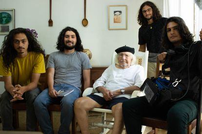 The poet Ernesto Cardenal in the middle.  On his left Manuel Bonilla, director of the documentary 'Ernesto en la Tierra' and the rest of the team.