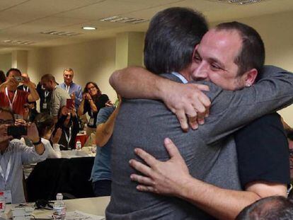 L'abraçada entre Artur Mas i David Fernàndez després del 9-N, el 2015.
