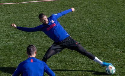 Carrasco intenta controlar el balón durante el último entrenamiento del Atlético