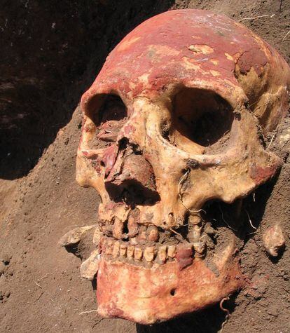 Cadáver de un enterramiento de la cultura yamnaya pintado de ocre rojo.