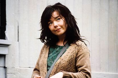 Björk – En el año 2017 la cantante islandesa publicó en su cuenta de Facebook un comunicado en el que desgranaba con detalle que el controvertido director Lars Von Trier había intentado abusar sexualmente de ella, y que su negativa hizo que el danés convirtiera la grabación de Bailar en la oscuridad en un infierno. Además de susurrarle propuestas al oído, Björk contó que Von Trier “intentó entrar en mi habitación por el balcón en medio de la noche con intenciones claramente sexuales, mientras su mujer estaba en la habitación de al lado”. El cineasta desmintió las acusaciones, aunque reconoció que el rodaje fue “una pesadilla”. La cantante no volvió a trabajar en ningún largometraje, aunque en unos meses pondrá fin a una sequía de más de dos décadas con The Northman.