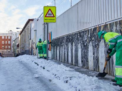 Empleados municipales limpian de nieve las inmediaciones del del colegio Lope de Vega.