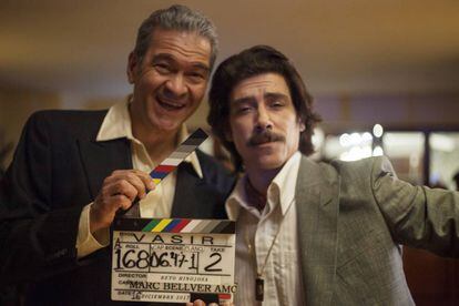 César Bordón y Óscar Jaenada, durante el rodaje de 'Luis Miguel, la serie'.