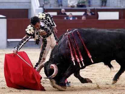 El Fundi, en su segundo toro de la corrida Goyesca del Dos de Mayo, d&iacute;a de la Comunidad de Madrid en la plaza de toros de Las Ventas.