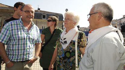 Juan Karlos Izagirre charla con familiares de presos de ETA durante las fiestas de Vitoria.