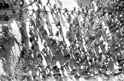 La cámara de González captó esta imagen del sepelio de Ramón Roberto Peré, el 8 de julio de 1973. Peré, estudiante de veterinaria, había sido asesinado un día antes por efectivos policiales vestidos de particular. Su sepelio fue acompañado por miles de personas a pesar de la represión y la vigilancia de aquellos días.