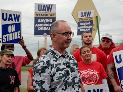 Shawn Fain, presidente del sindicato United Auto Workers con un piquete en una planta de General Motors en Delta Township (Michigan), la semana pasada.