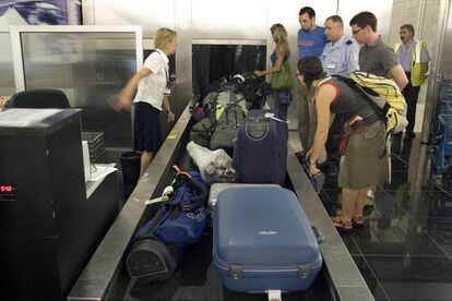 Atascos en las cintas transportadoras de maletas en el aeropuerto de El Prat de Barcelona