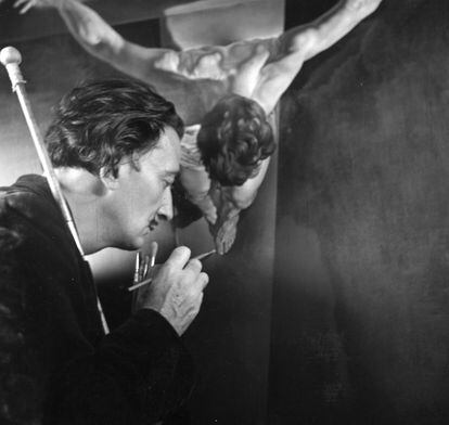 Salvador Dali pinta su 'Cristo' el 17 de noviembre de 1951, en su casa en Port Lligat.  