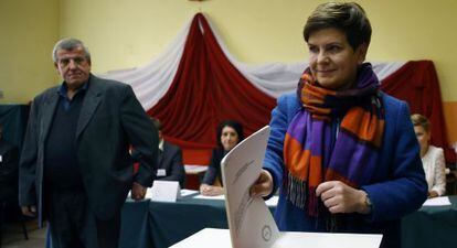 Beata Szydlo, favorita en las elecciones, vota con su marido.