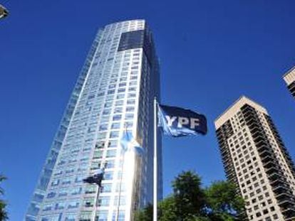 Vista del edificio de la petrolera YPF en Buenos Aires. EFE/Archivo