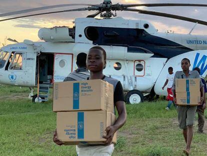Traslado de ayuda humanitaria a regiones aisladas de Mozambique.