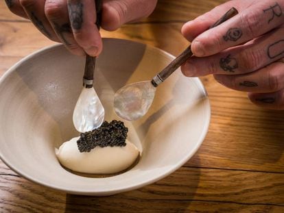 Helado de ron con caramelo de plátano asado y caviar oscietra del restaurante Amelia by Paulo Airaudo, en San Sebastián.