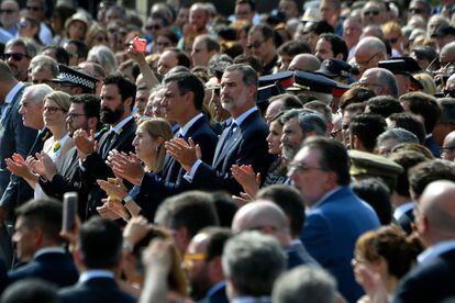 Els Reis, amb la resta de personalitats, en l'acte d'homenatge a les víctimes a la plaça de Catalunya.