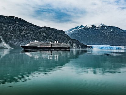 Un barco de crucero junto al glaciar Margerie, en Glacier Bay, Alaska (EE UU). 