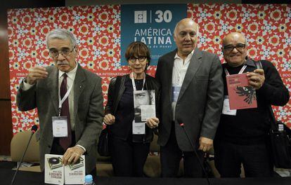 Alberto S&aacute;nchez, junto a los editores de la obra de su hijo