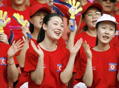 Otro de los viajes de las norcoreanas: cuando les tocó animar al equipo de Corea del Norte en los cuartos de final de la copa del mundo femenina de fútbol, en un partido contra Alemania.