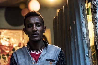 Birhanu huyó de Keren porque ya no quería seguir en el Ejército. “Aunque no seas un militar, en Eritrea estás obligado a formar parte de él. Yo hacía diferentes trabajos, siempre bajo la vigilancia de los militares. Era un infierno. Un día me enfrenté a mi superior y tuve que escaparme porque, de lo contrario, me habrían encarcelado. Fue mejor correr el riesgo de que me dispararan en la frontera, antes que continuar con aquella vida”. Lleva tres años en Addis y trabaja como ayudante del conductor en los minibuses urbanos.