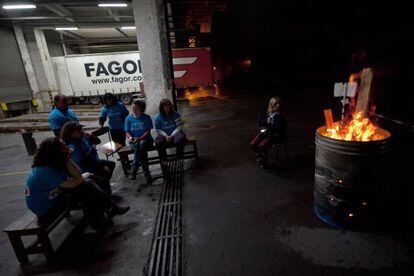 Empleados de Fagor electrodom&eacute;sticos protestan en noviembre de 2013 fuera de la f&aacute;brica de Basauri para defender sus puestos de trabajo.
  