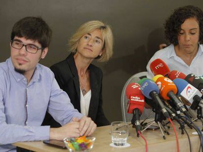 Lander Mart&iacute;nez, junto a Nagua Alba y Pilar Zabala, durante la presentaci&oacute;n de esta como candidata de Podemos a lehendakari.