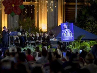 Concierto al aire libre en homenaje a Armando Manzanero en la plaza de la Revolución de Managua (Nicaragua).