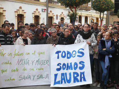 Minuto de silencio en la plaza de Campillos (Huelva) por la muerte de Laura Luelmo.