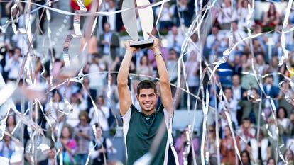 Carlos Alcaraz levanta el trofeo del Masters de Madrid tras ganar a Alexander Zverev.