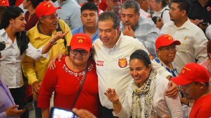 Ricardo Mejía posa para una foto con partidarios del PT, durante un acto de campaña.