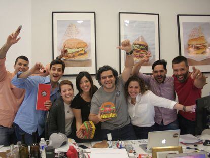 Andoni Goicoechea, dueño de Goiko Grill, junto a parte de su equipo.