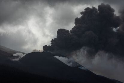 Erupción del volcán de Cumbre Vieja, visto desde la localidad de El Paso, La Palma, el 17 de noviembre de 2021.
