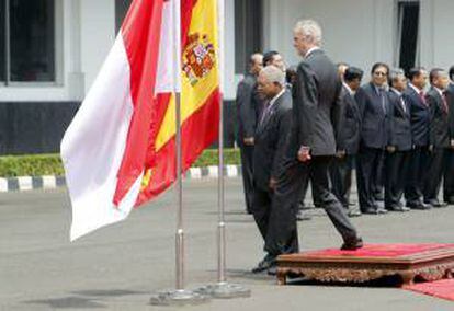 El ministro español de Defensa, Pedro Morenés (dcha), conversa hoy con su homólogo indonesio, Purnomo Yusgiantoro (izda), durante su visita al Ministerio de Defensa en Yakarta (Indonesia).