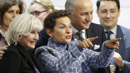 En primer plano, la francesa Laruence Tubiana y la costarricense Christiana Figueres, tras conseguirse cerrar el Acuerdo de París en 2015.