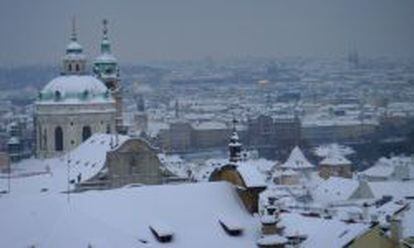 El casco viejo de Praga cubierto por la nieve.