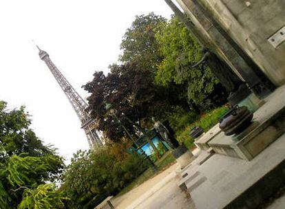 El Monumento de los Derechos del Hombre, a pocos pasos de la torre Eiffel