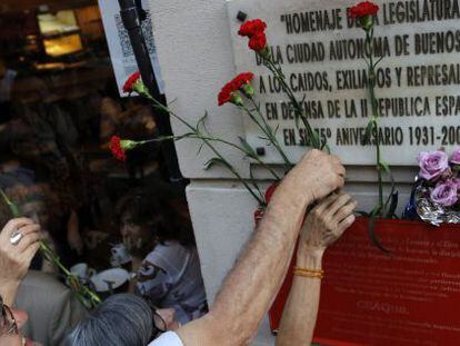 La delegaci&oacute;n espa&ntilde;ola acudi&oacute; a poner flores en la placa homenaje a los brigadistas argentinos que lucharon en la Guerra Civil espa&ntilde;ola.