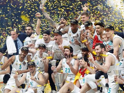 Los jugadores del Madrid celebran la victoria