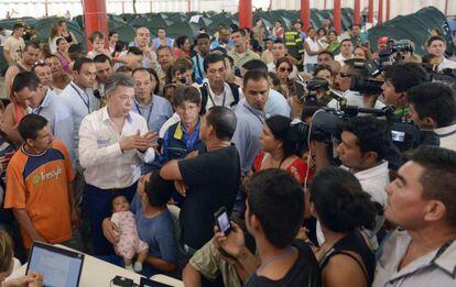 El presidente de Colombia, Juan Manuel Santos, visita un centro de refugiados colombianos en la frontera con Venezuela