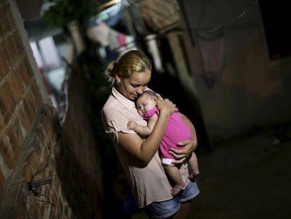 Gleyse Kelly da Silva abraza a su hija Maria Giovanna, con microcefalia, en Brasil.
