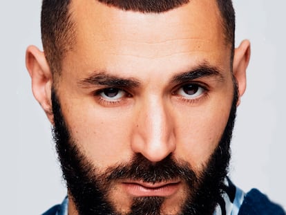 Karim Benzema posa en exclusiva para ICON con chaqueta y camisa Dolce & Gabbana.